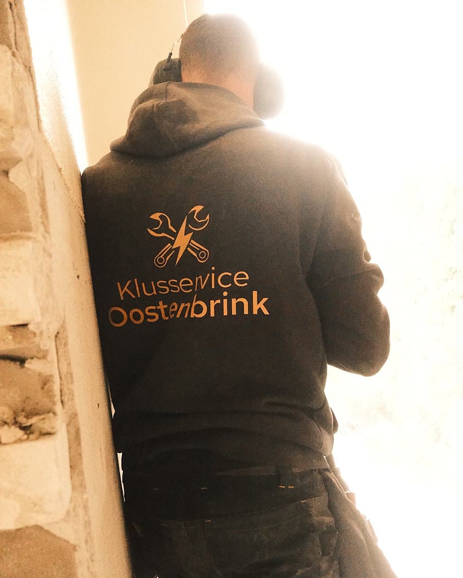 Bedrijfskleding met het logo van Klusservice Oostenbrink