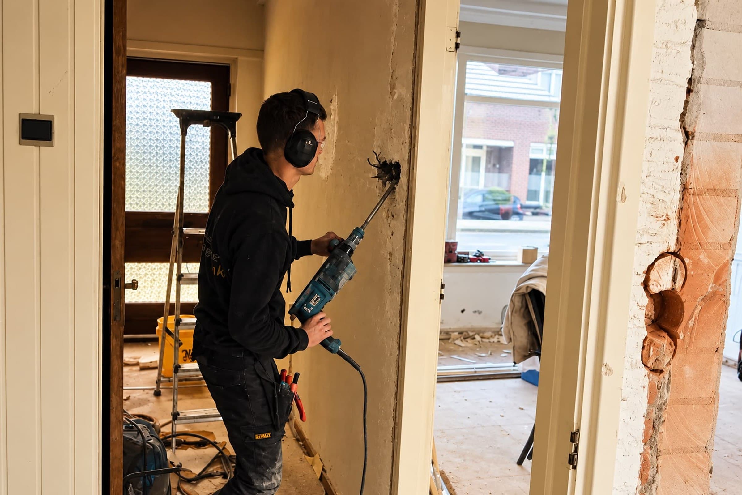 Een inbouwdoos uitboren tijdens een renovatie in Apeldoorn