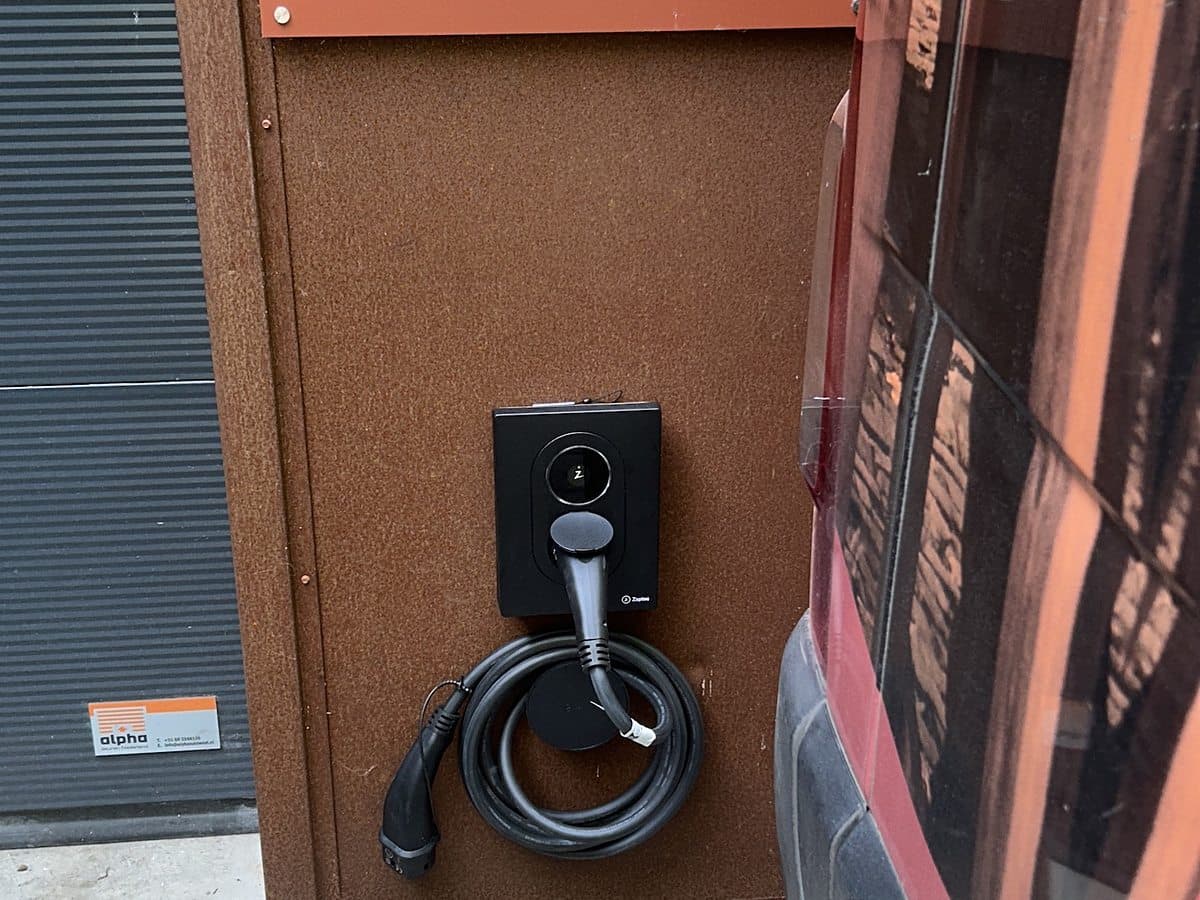 Laadpunten bij een bedrijfspand, beeld 3