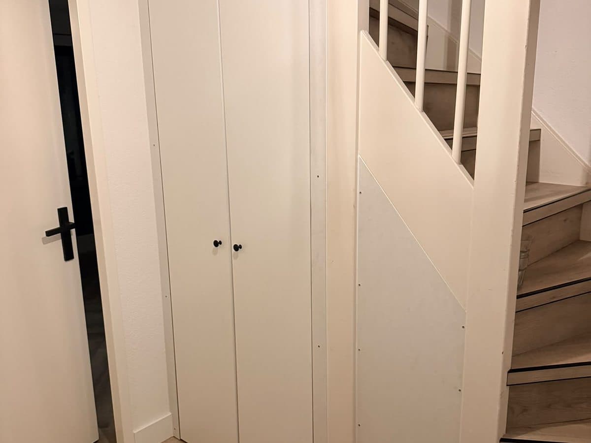 Hal met kastenwand afgewerkt, beeld 3