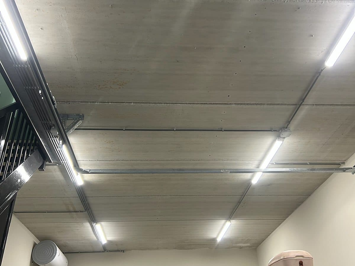 Verlichting in een bedrijfsruimte, beeld 2